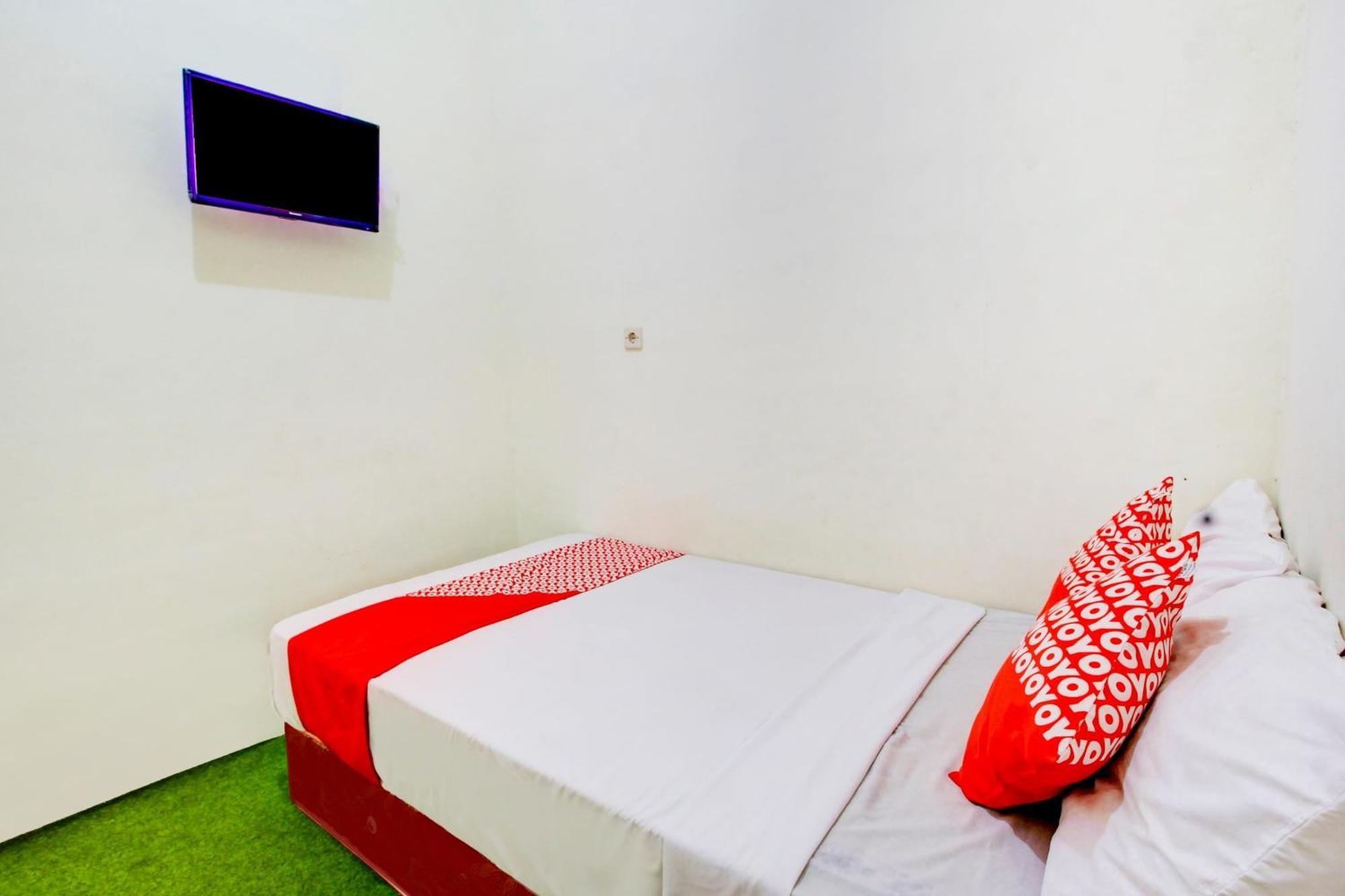 Oyo 90725 Zeevanna Guest House Syariah Kediri  Exterior photo