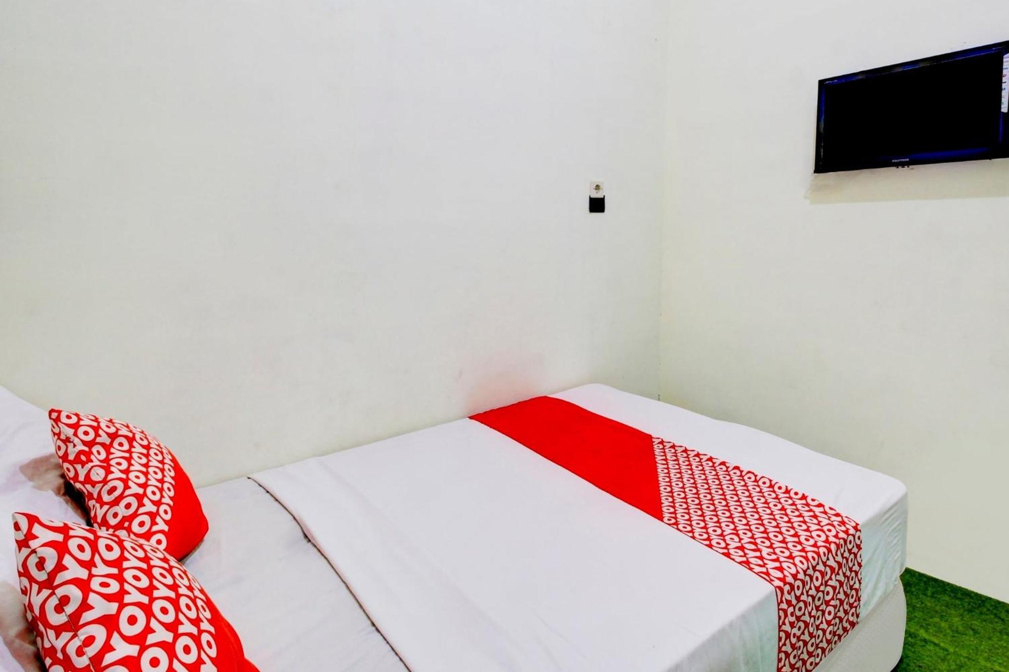 Oyo 90725 Zeevanna Guest House Syariah Kediri  Exterior photo