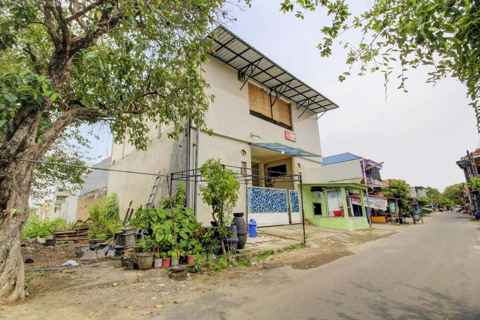 Oyo 90725 Zeevanna Guest House Syariah Kediri  Exterior photo