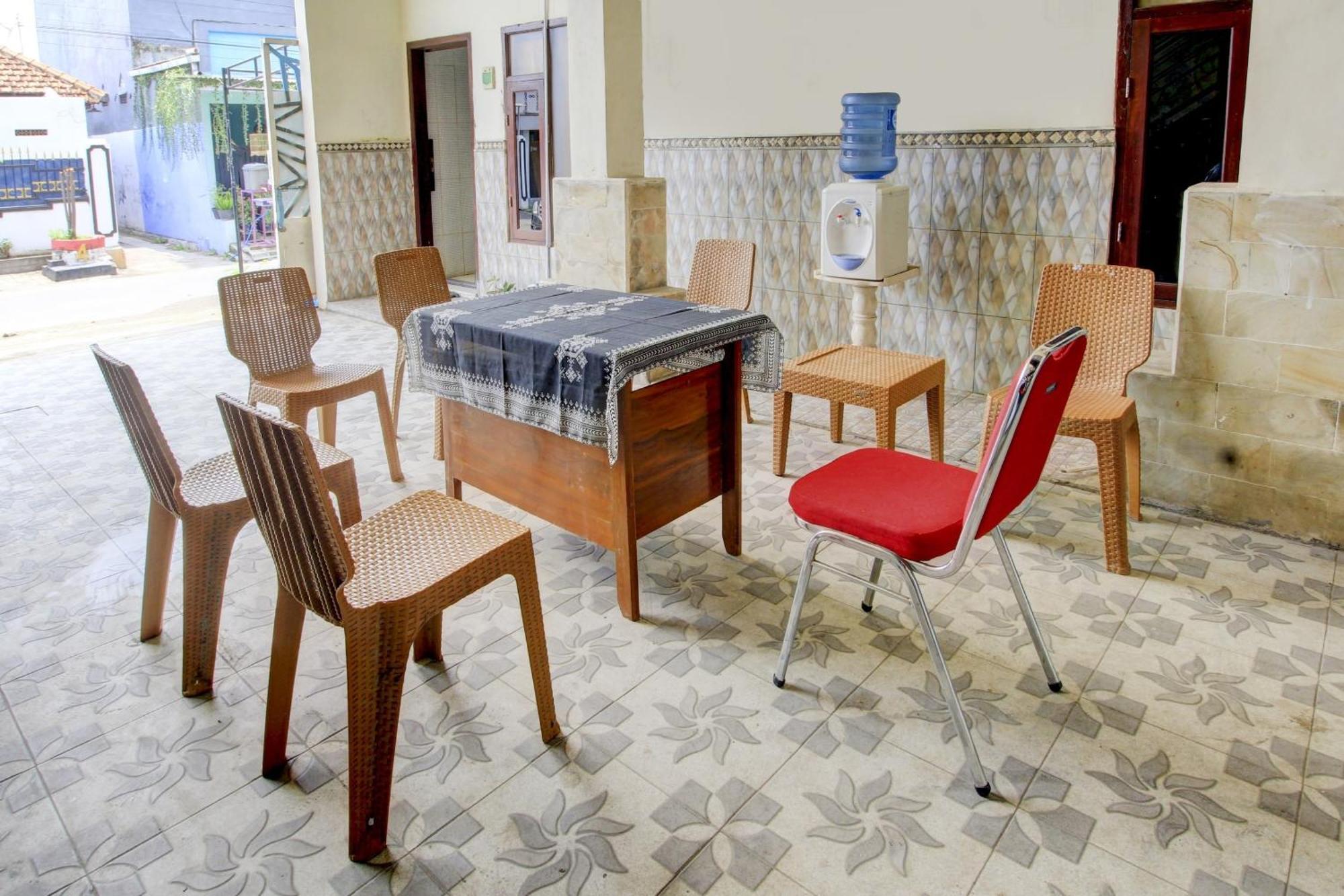 Oyo 90725 Zeevanna Guest House Syariah Kediri  Exterior photo